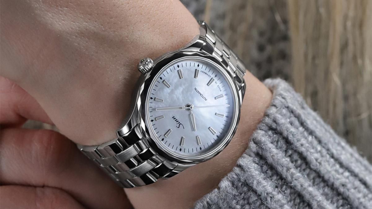 534 Mother-of-Pearl Wのリストショット