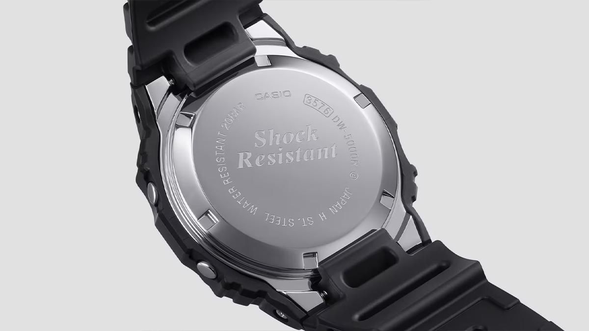 DW-5000R-1AJFの裏蓋を拡大した画像