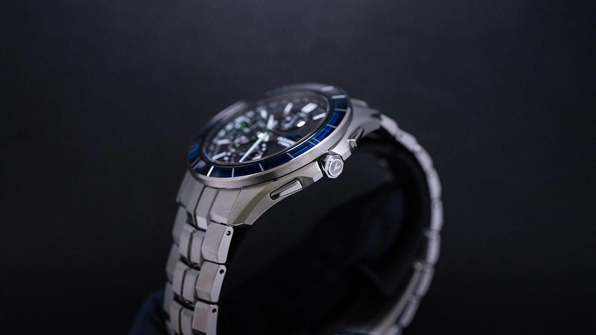 OCW-S7000SG-1AJRのリューズを拡大した画像